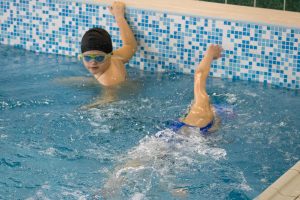 Соревнования по плаванию среди школьников